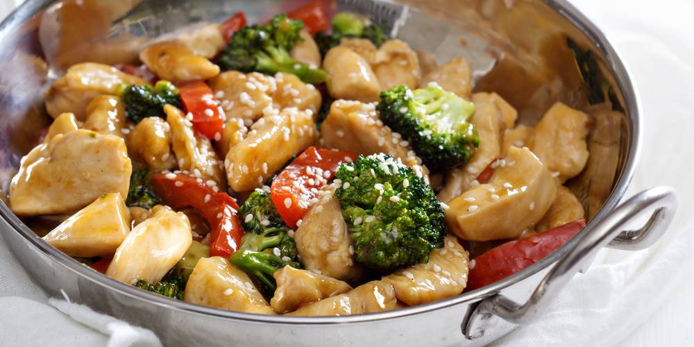Romige knoflook kip met broccoli en champignons