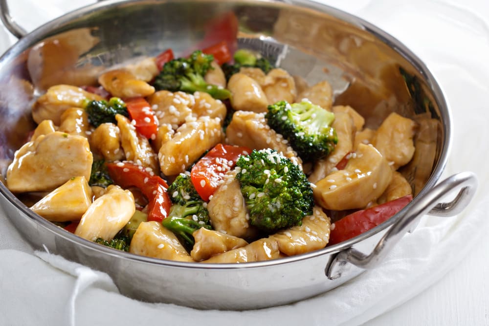 Romige knoflook kip met broccoli en champignons