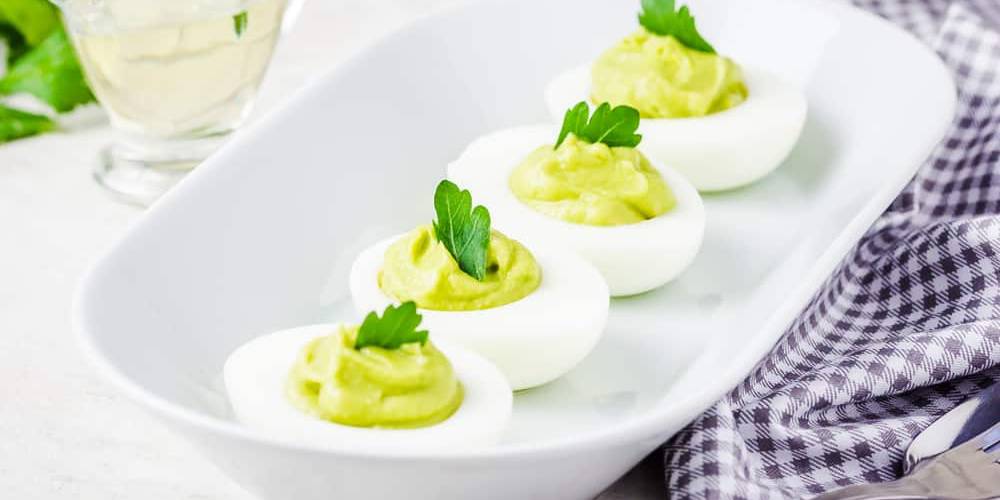Gevulde eieren met walnoot-avocado-pesto