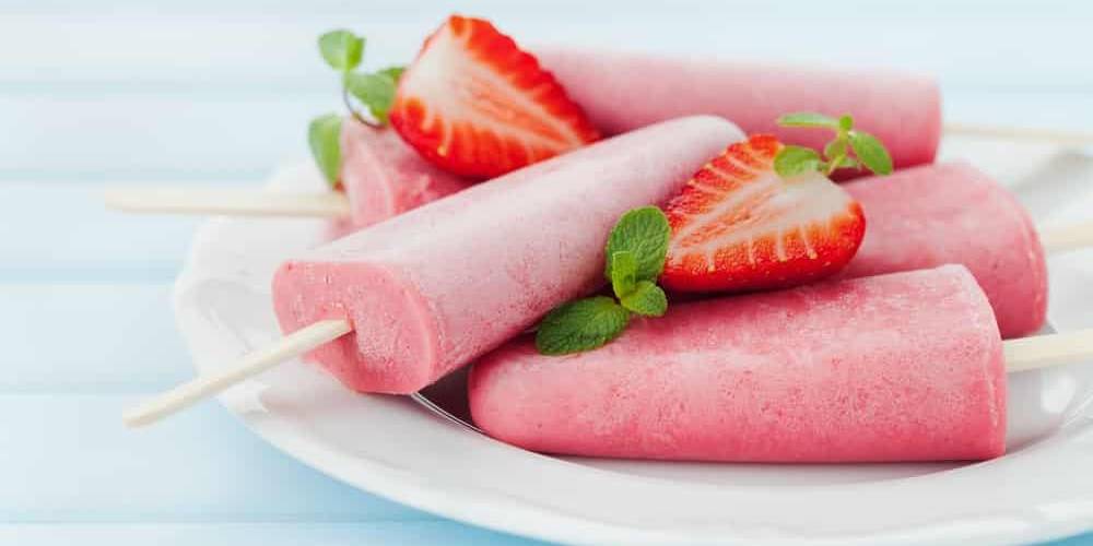 Aardbeien yoghurt-ijsjes
