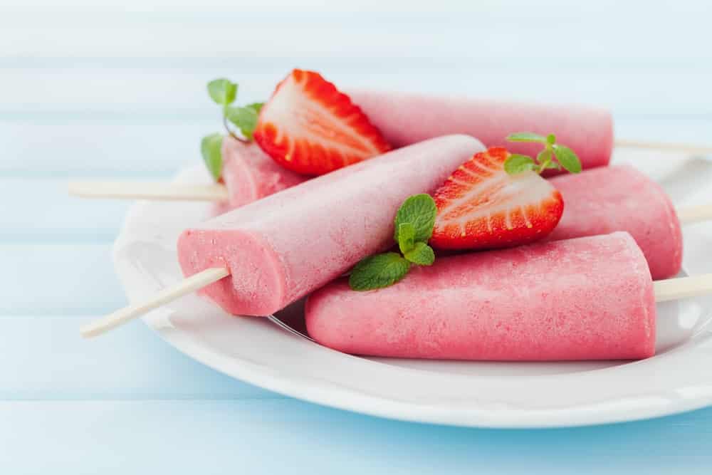 Aardbeien yoghurt-ijsjes