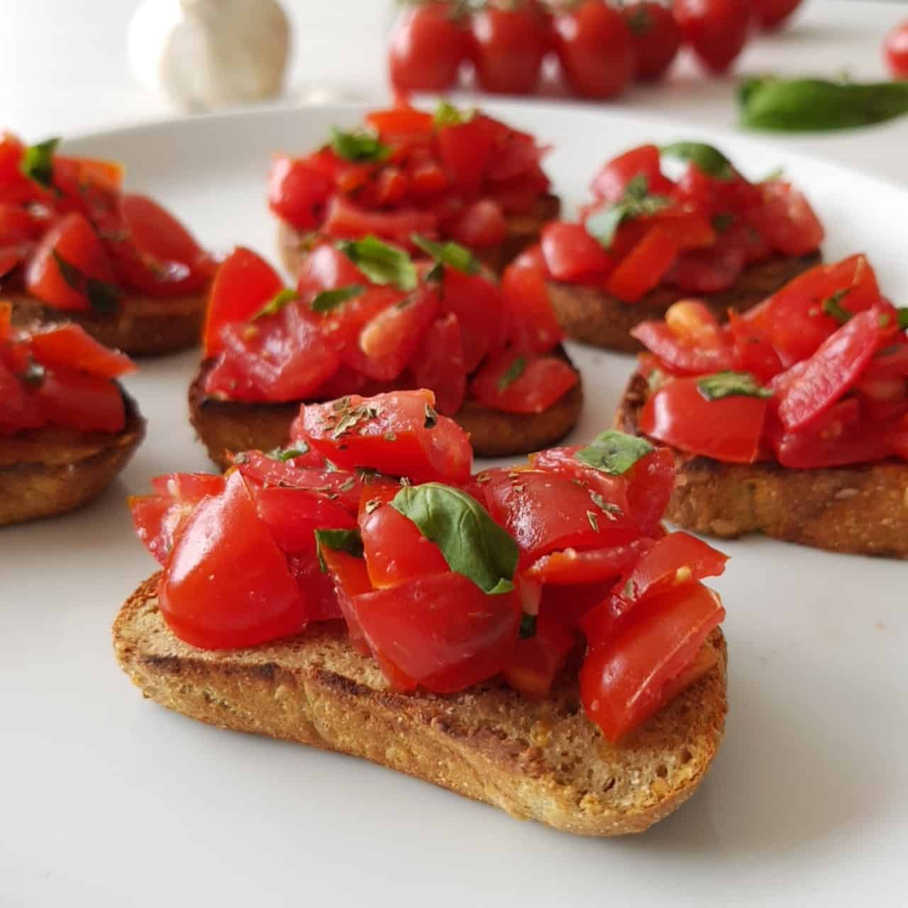 Bruschetta met tomaat, knoflook en basilicum – Club Slank